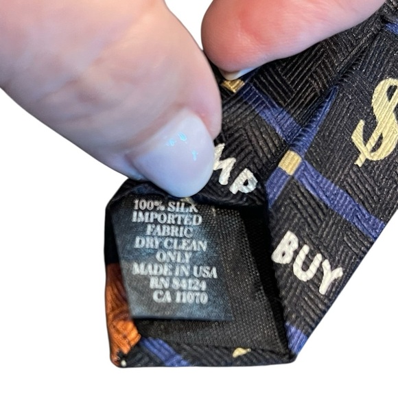 📈📊100% Silk Wall Street themed tie with NYSE, NASDAQ. Black, blue, white hues - Picture 3 of 6